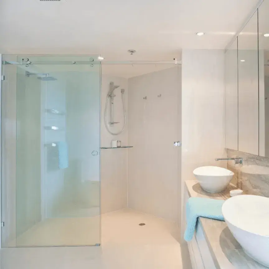 Box de vidro temperado com acabamento minimalista instalado em banheiro residencial em Rio das Ostras