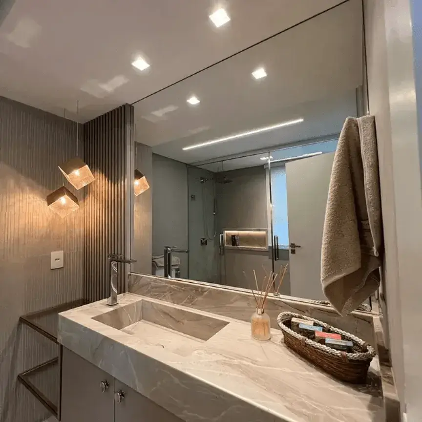 Espelho sob medida com acabamento premium instalado em banheiro residencial em Rio das Ostras