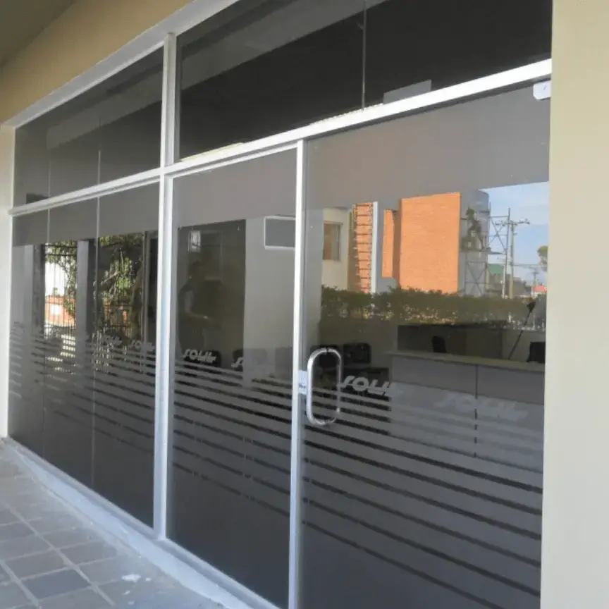 Fechamento comercial em vidro fumê instalado em empresa em Rio das Ostras