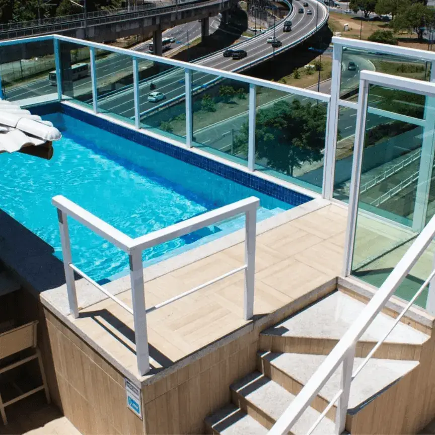 Guarda-corpo em vidro temperado instalado em área de piscina residencial em Macaé