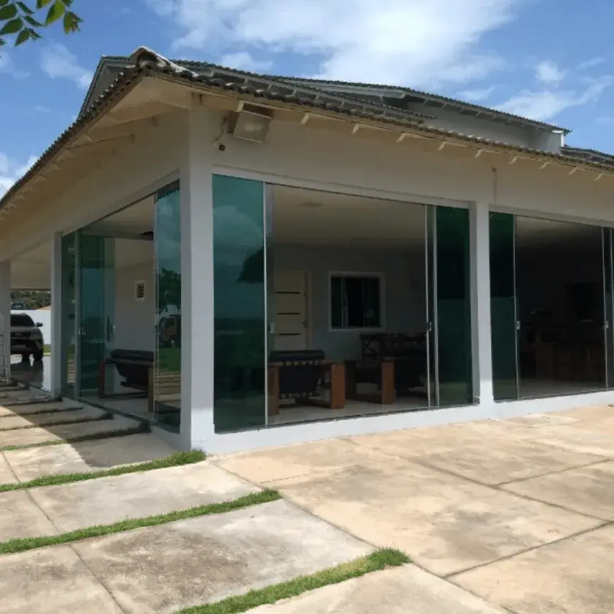 Porta de vidro temperado para área gourmet em residência de alto padrão em Rio das Ostras