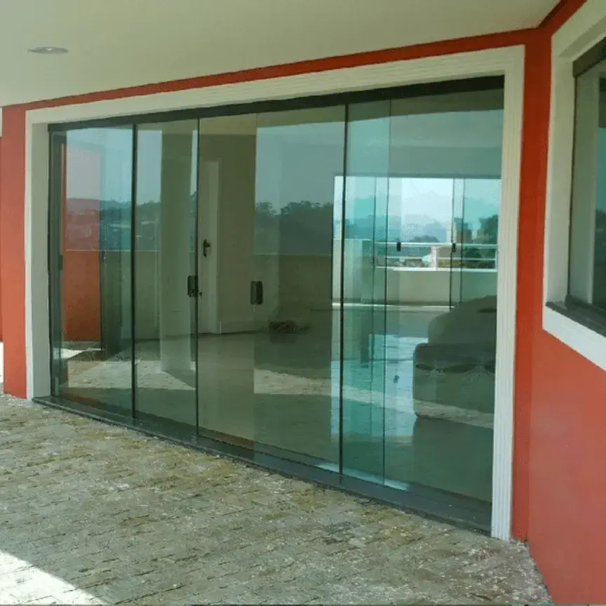 Porta de correr em vidro temperado instalada em área residencial em Rio das Ostras